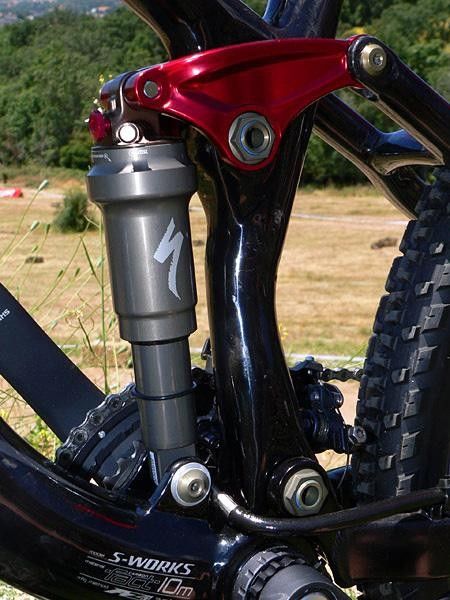 A higher volume air can provides a more linear spring rate.