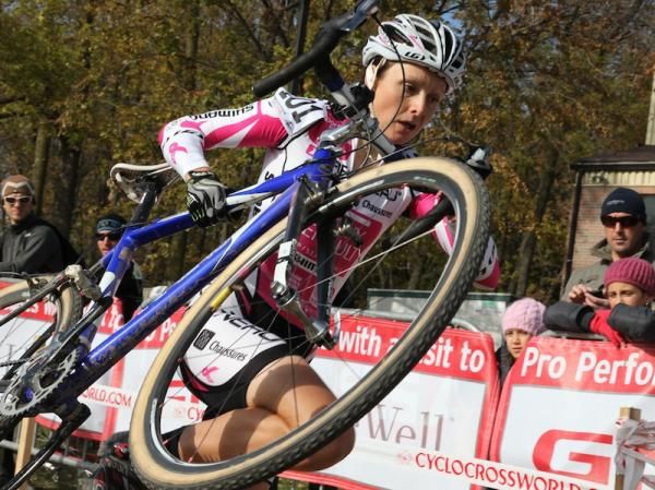 The hurdles were no match for a smooth Natasha Elliott (Garneau Club Chaussures)