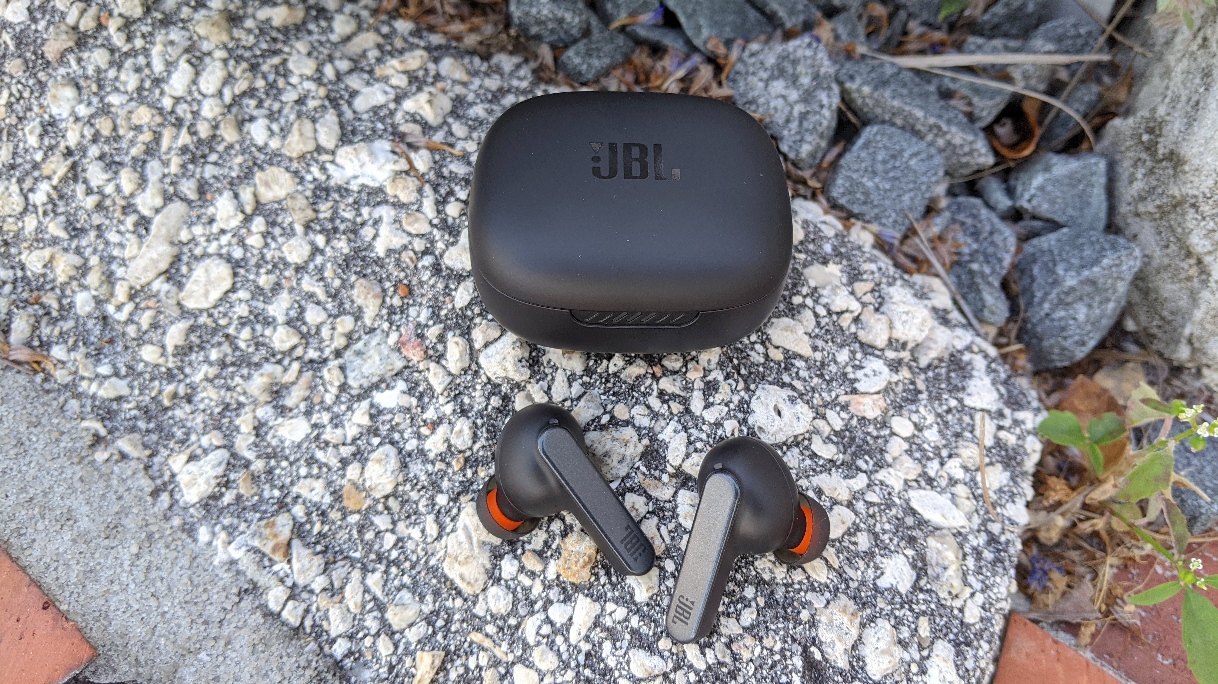 best noise-cancelling earbuds: JBL Live Pro Plus