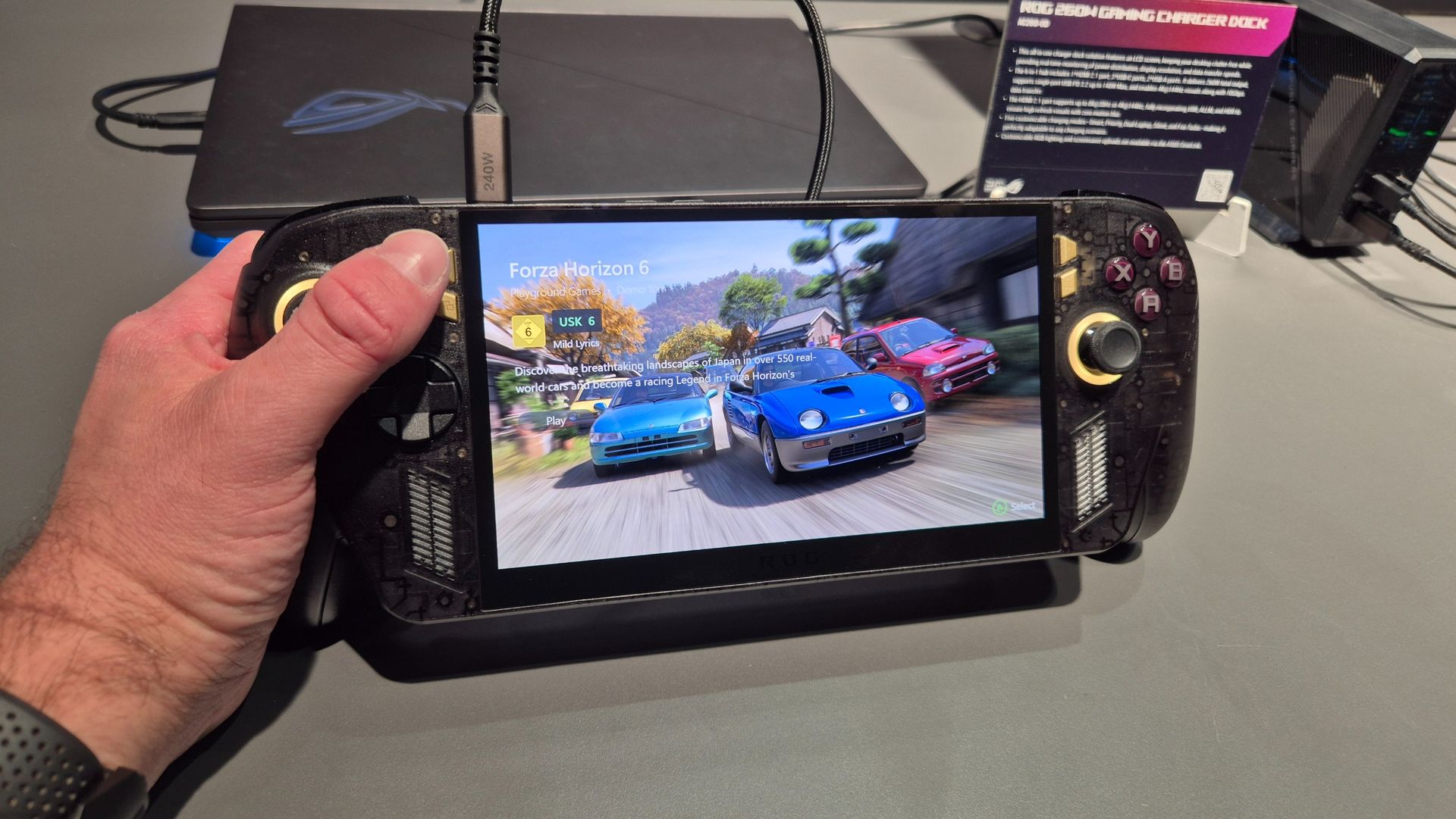 El Asus ROG Xbox Ally X20 siendo sostenido con Forza Horizon 5 en la pantalla
