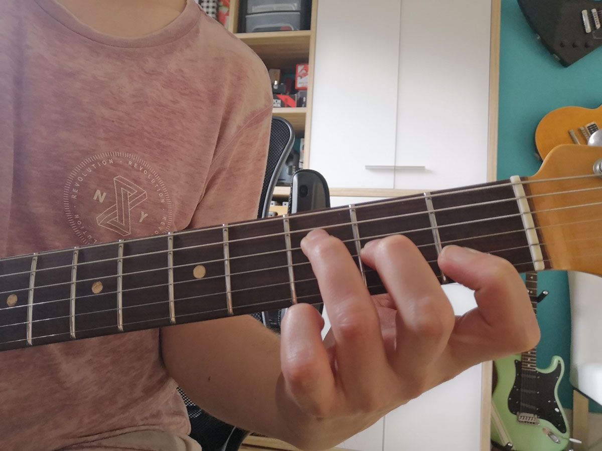How to play the F chord on guitar