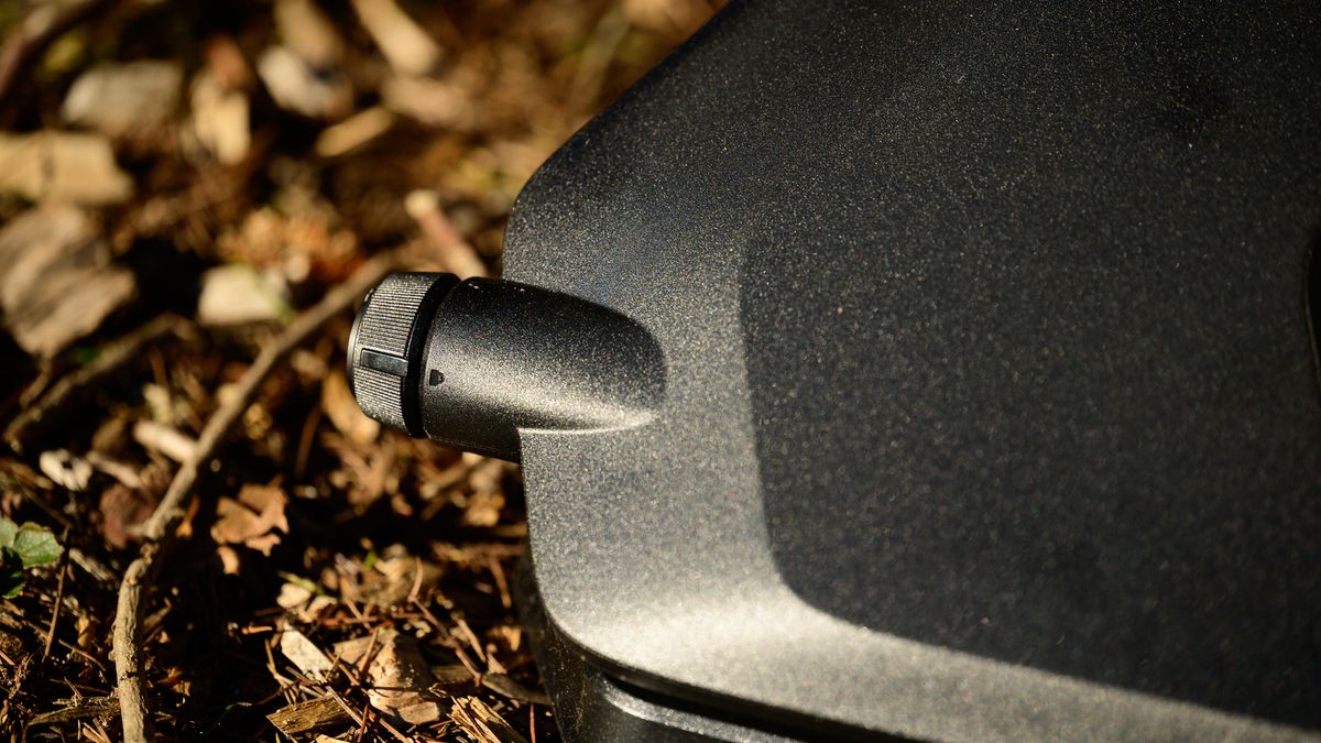 Locking knob on the Garmin Tacx Neo 3M