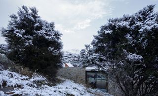 Amidst the snow-capped peaks of the Treble Cone ski area and Mount Roy, Emerald Bluffs House immediately signifies shelter and refuge