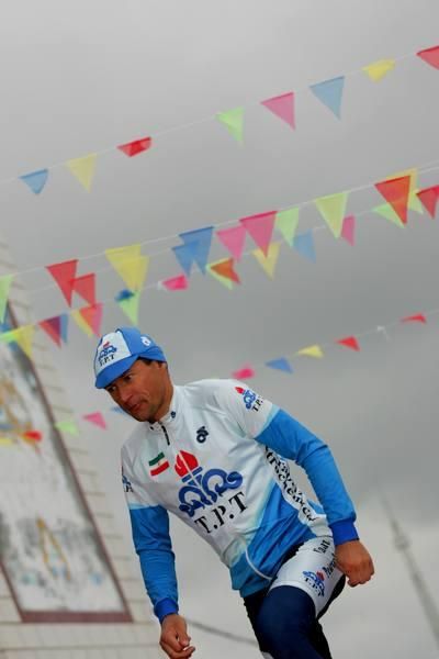 Andrey Mizurov (Tabriz) enters the stage to accept the yellow jersey.