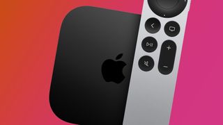 Le boîtier et la télécommande de l'Apple TV 4K sur un fond rouge et orange.