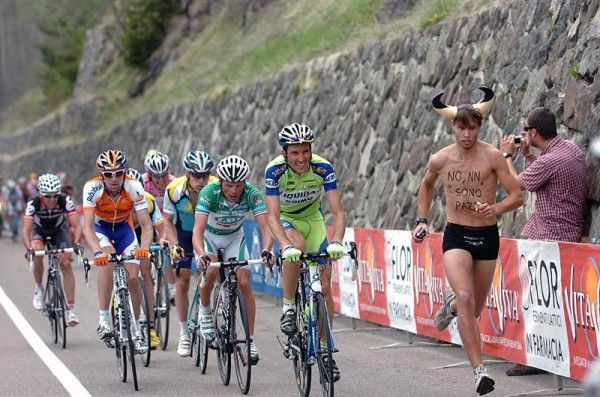 An enthusiastic fan cannot break the concentration of Ivan Basso.