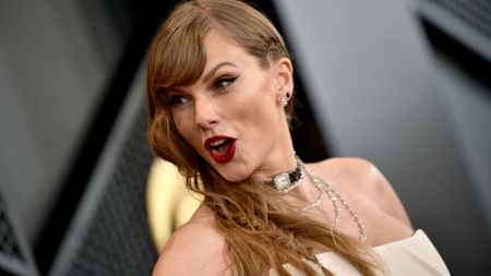 Taylor Swift pulling an excited face on the red carpet