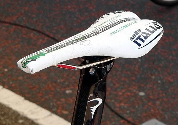 Valverde's custom Selle Italia 'Bala Verde' ('the green bullet') SLR saddle is sadly chopped like on many TT bikes in this year's Tour de France.