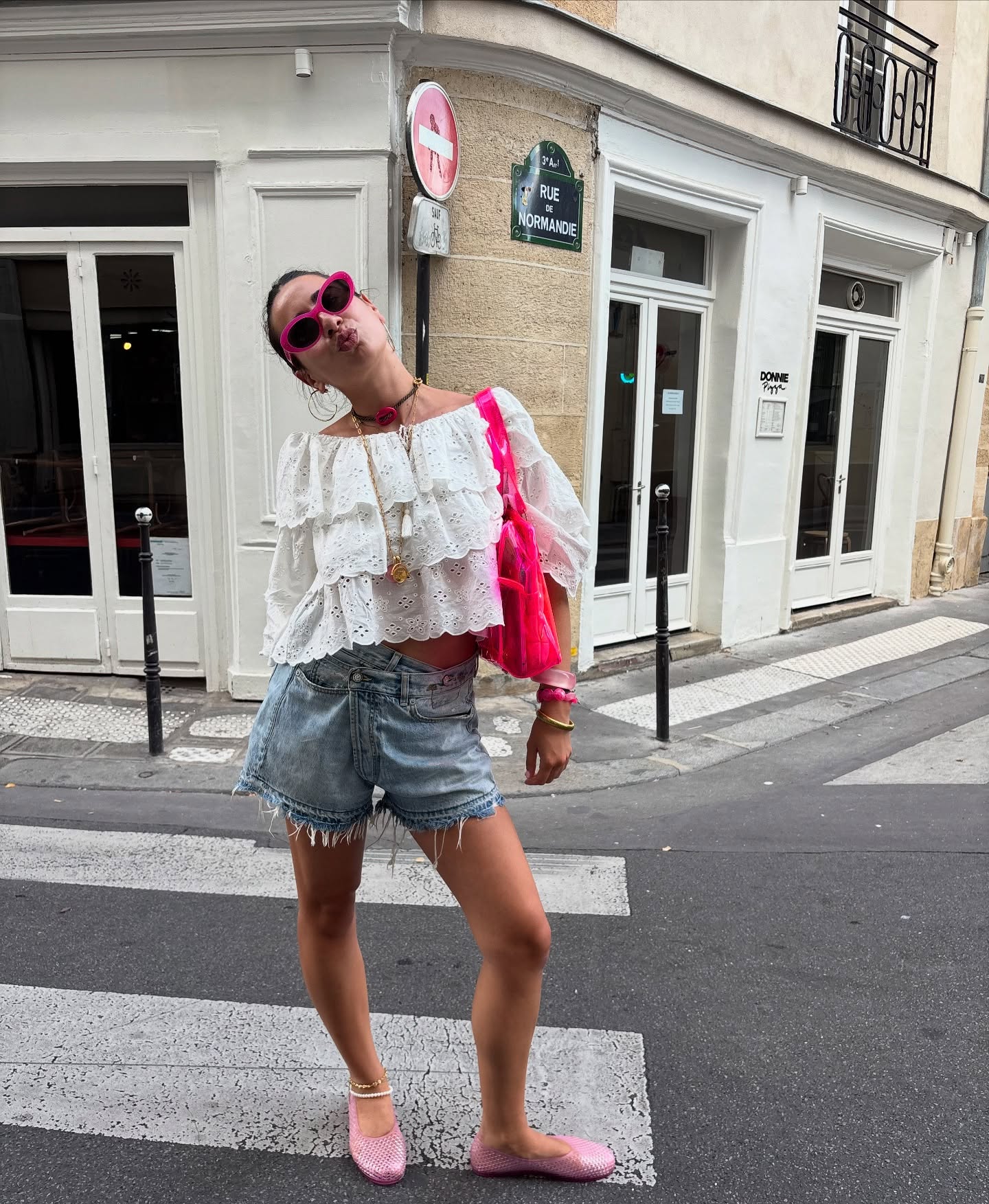 An image of @stylewithsoco wearing pink summer sandals.