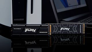 Paras SSD-asema PS5:lle: Kingston Fury Renegade PS5 SSD PlayStation 5:n edessä
