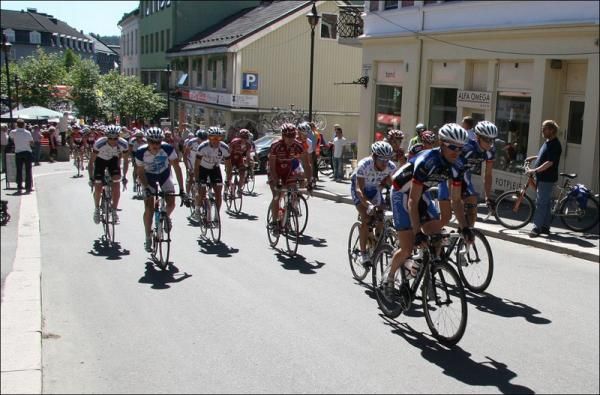 The field rides through Honefoss.