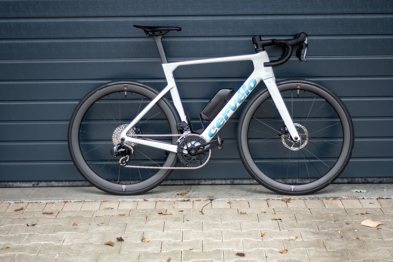 A white and blue Cerv&eacute;lo Soloist