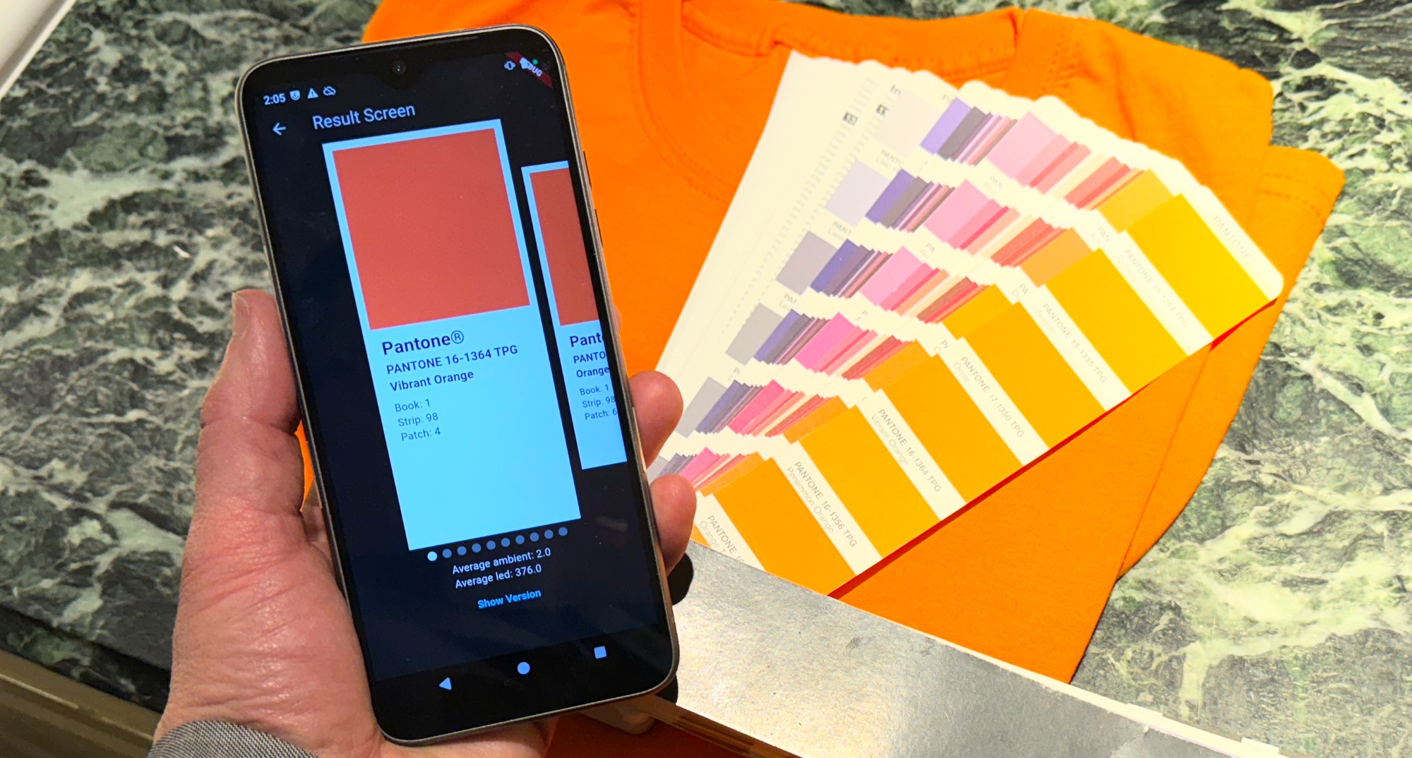 Demostración de la precisión del color del espectro que muestra el vibrante color naranja Pantone