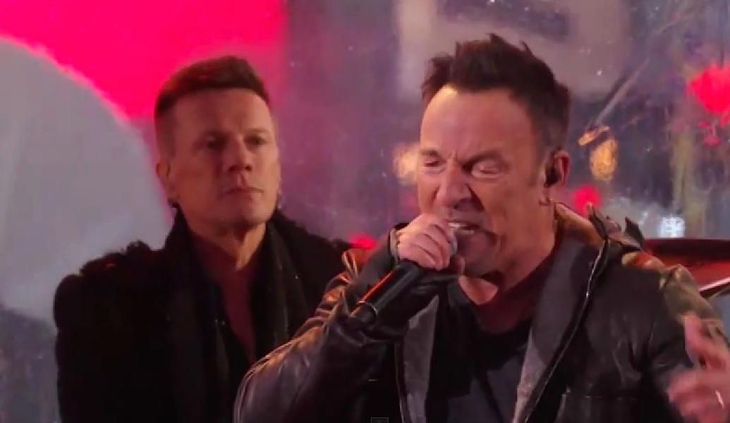 Watch Springsteen, Chris Martin stand in for U2&amp;#039;s Bono at New York AIDS concert