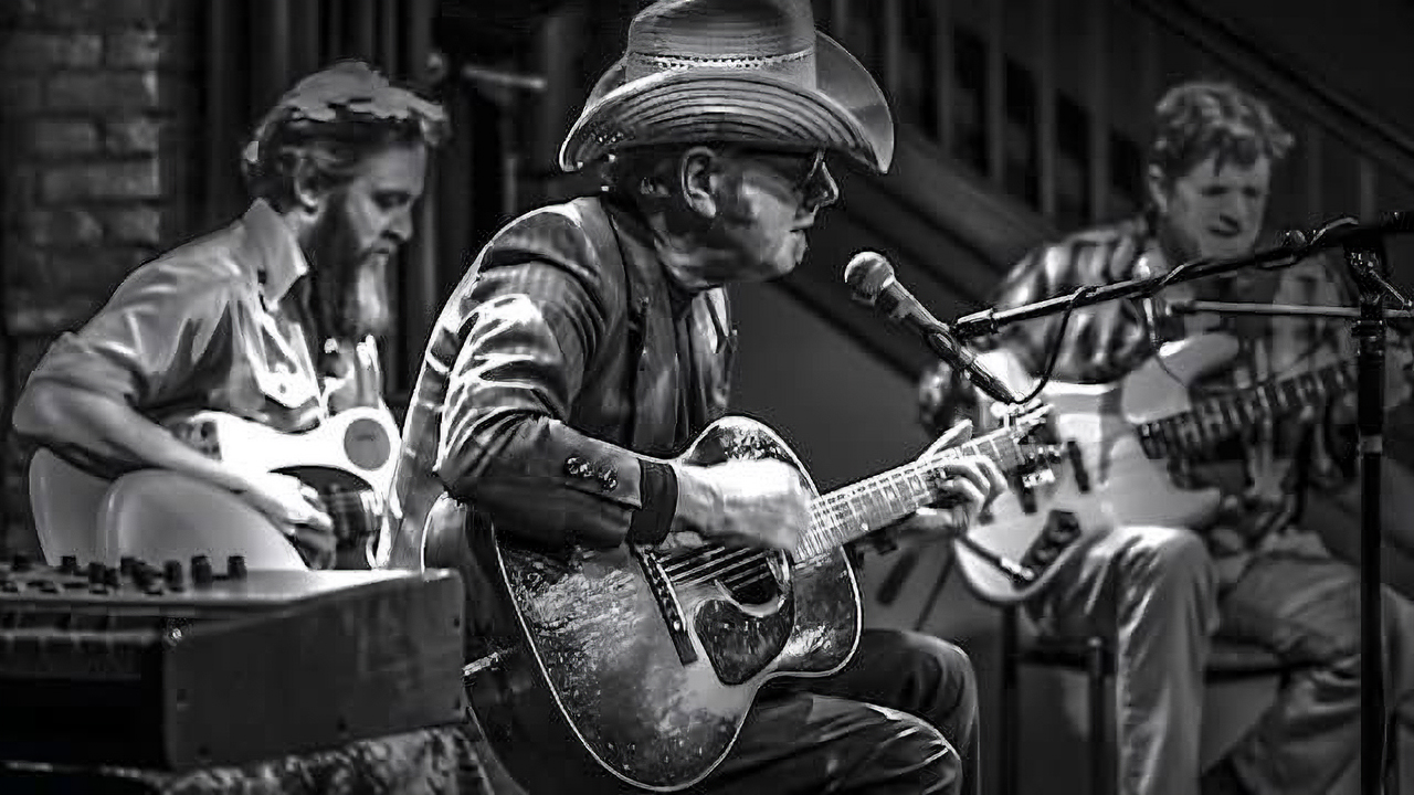 Bo Ramsey (center) onstage