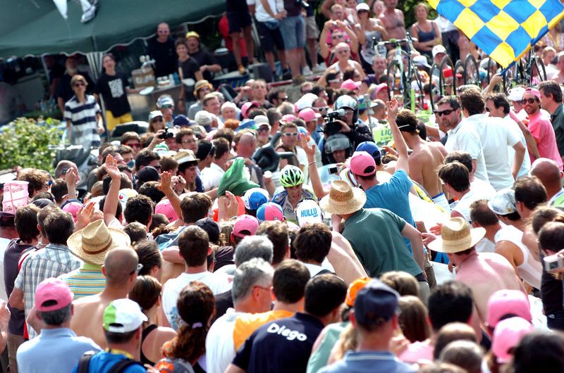 Vicenzo Nibali rids through the crowds on the road to Nevegal