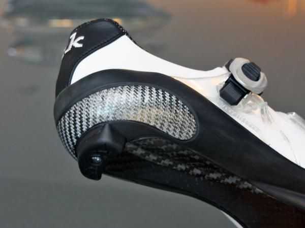 A high-modulus carbon center offers efficient power transfer while the semi-rigid 'Mobius Rail' wraps around the perimeter and around the top of the heel for stabilization and comfort.