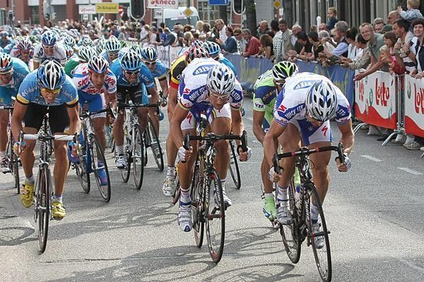 Quick Step sets up the sprint for Tom Boonen.
