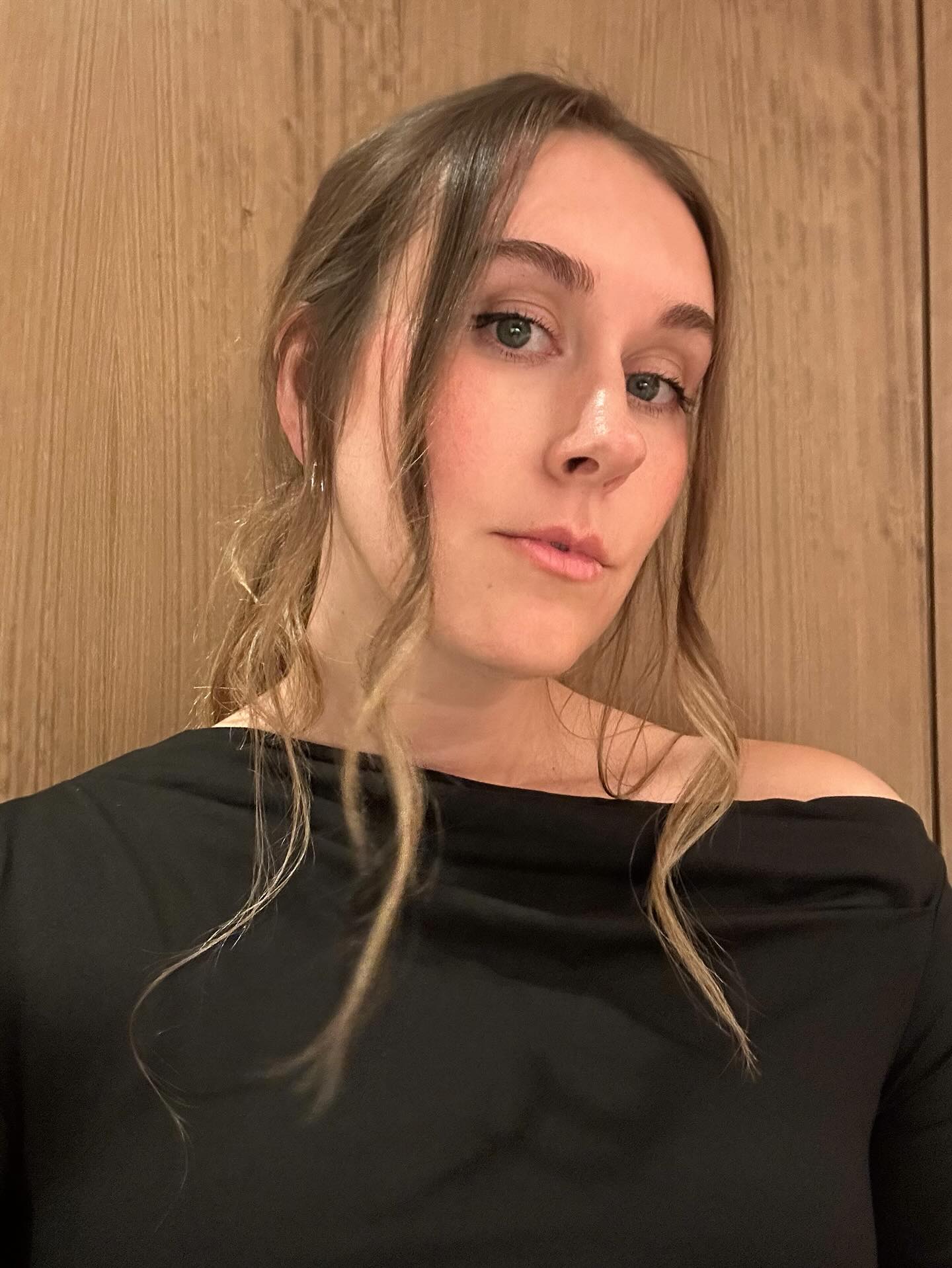 Beauty Editor Kaitlyn McLintock wearing Victoria Beckham Beauty Satin Kajal Liner