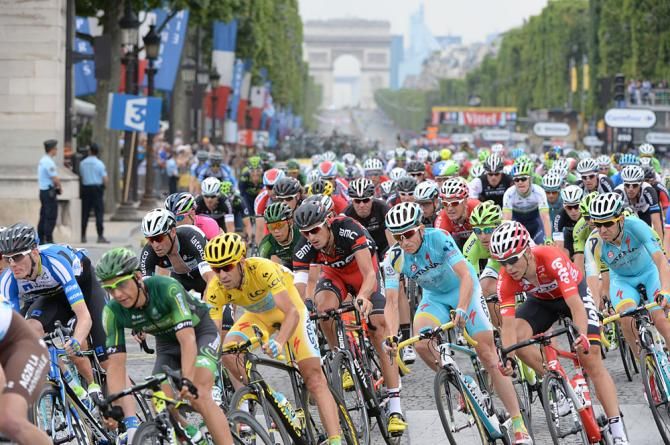 Vincenzo Nibali in the peloton on the final day of the Tour