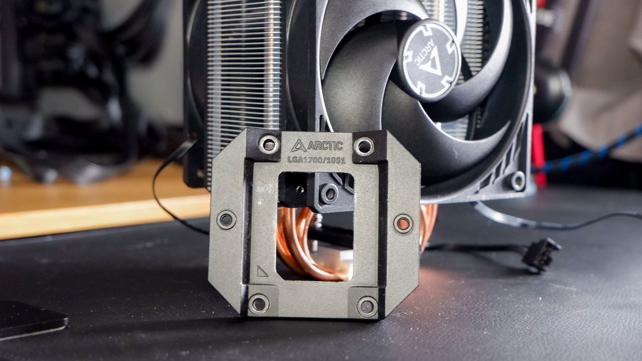 Arctic Freezer 36 air cooler on a desk.