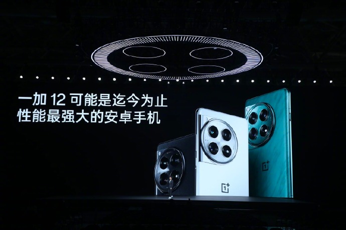Ankündigung des OnePlus 12, die alle drei Farbvarianten auf der Bühne zeigt