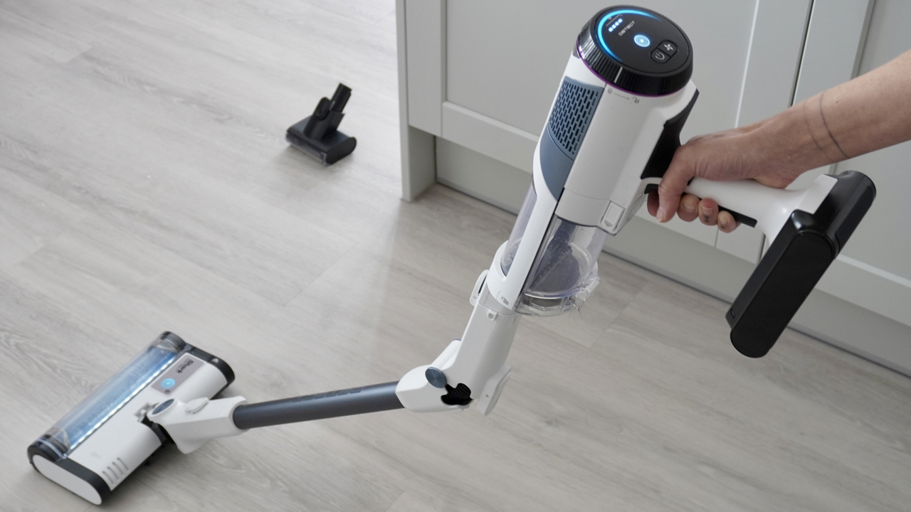 Shark Detect Clean &amp;amp; Empty IW4621UKT vacuum cleaner in a home setting.