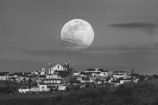 A more dramatic black-and-white view of April's full moon shows the seemingly huge satellite rising behind the medieval castle of Monsaraz in Portugal's Dark Sky Alqueva Reserve.