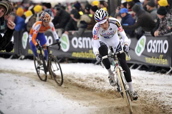 Niels Albert chasing behind with Bart Aernouts.