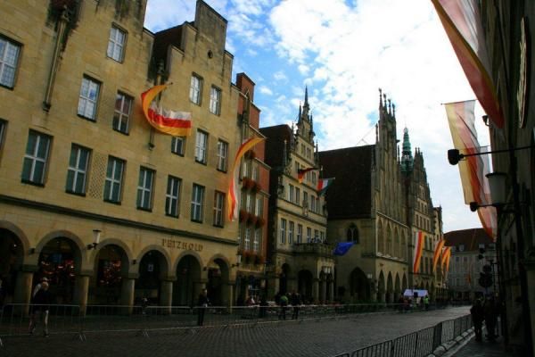 M&uuml;nster is waiting for the riders to pass the historic city center