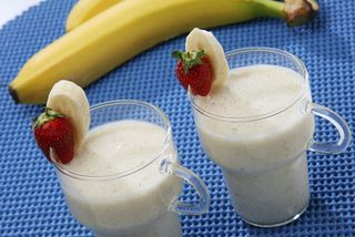 A shake made of fruit and yogurt