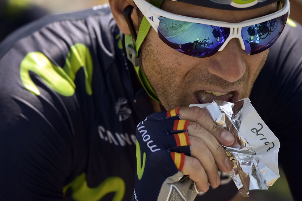 Alejandro Valverde (Movistar) takes on some lunch