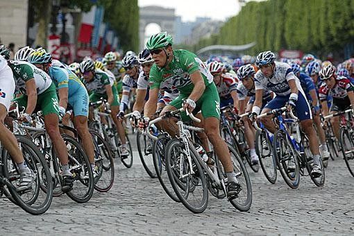 Big Thor Hushovd rides up the Champs-Elys&eacute;es in his favourite colour.