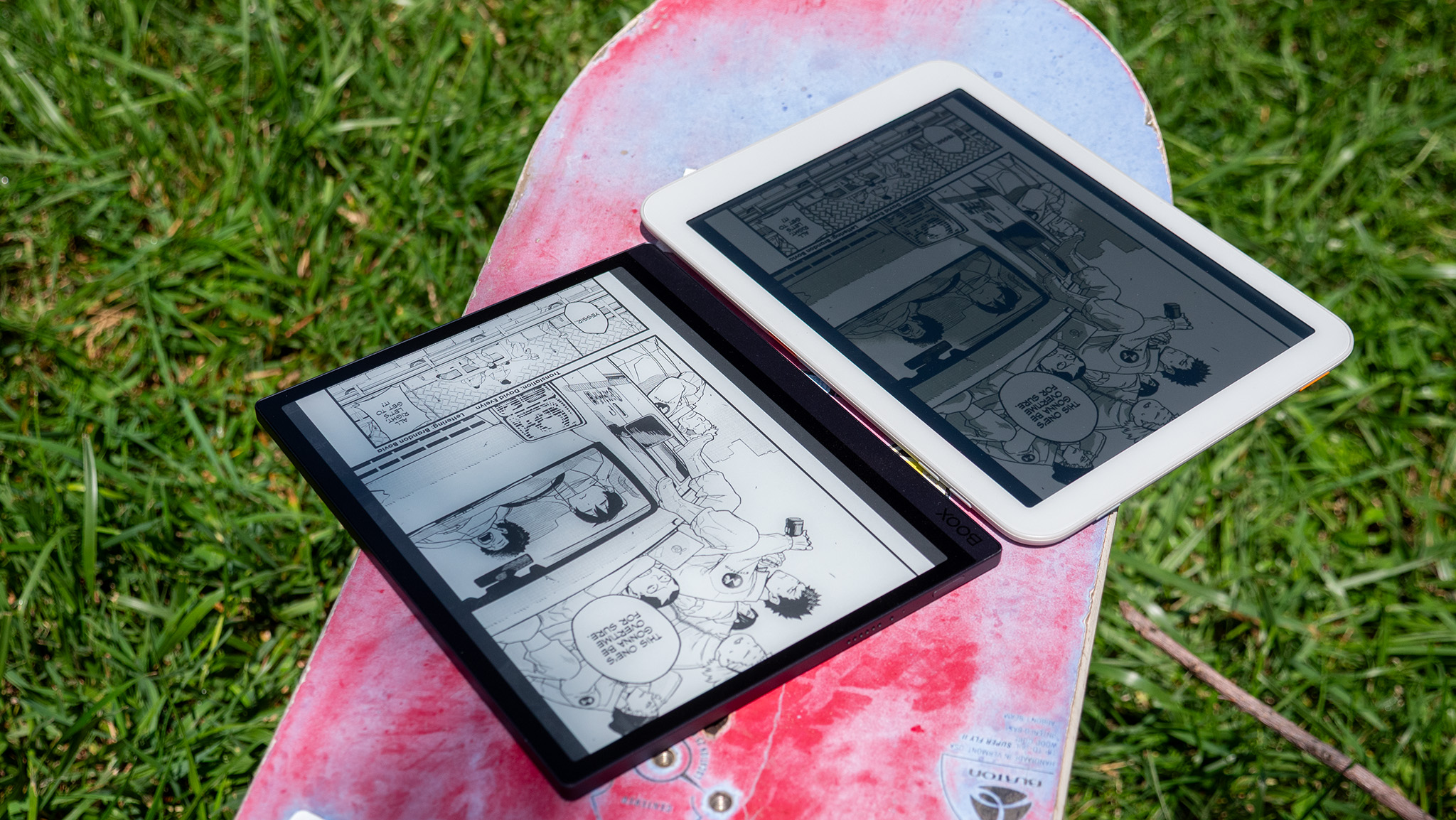 Comparing the Onyx Boox Tab Ultra's E Ink display with the Daylight Computer's RLCD at an extreme angle