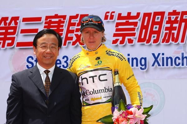 Champion of the 2010 Tour of Chongming Island - Ina Yoko Teutenberg (HTC - Columbia Women) with Mr Zhou Weizie (Director of Chongming County) in the winner's jersey