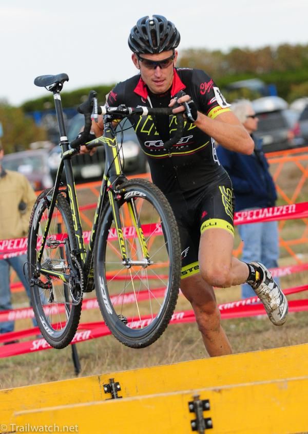 Ryan Trebon (LTS-Felt) running the barriers on his last lap