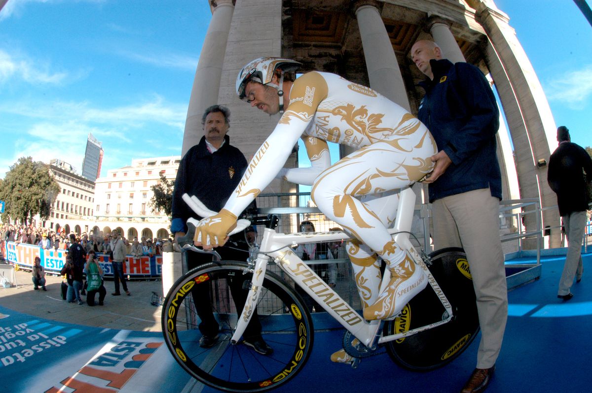 Mario Cipollini still being Mario Cipollini in Genova in 2005