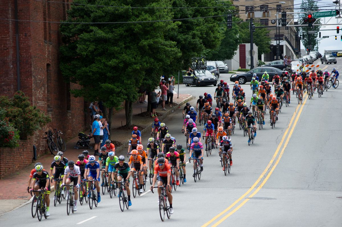 The men hit the descent back towards the finish line