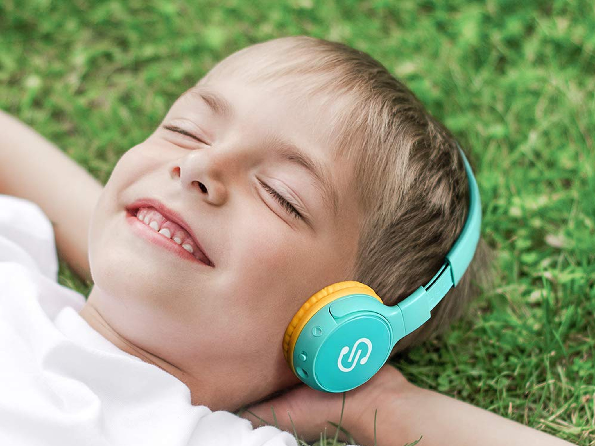 Наушники для улучшения вашего слуха. Ребенок в наушниках. Защита слуха. Ребёнок с наушниками, колонкой. Listening.