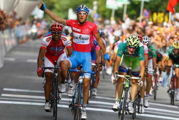 Modolo crosses the line ahead of Viviani