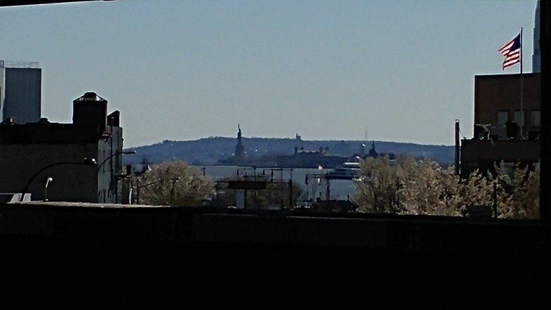 Full zoom on the statue of liberty