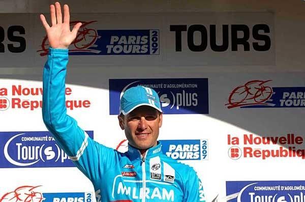 Petacchi waves from the podium