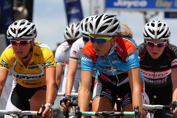 Shara Gillow (Jayco-AIS) and Rochelle Gilmore (Honda), safely in the bunch with team-mates up the road