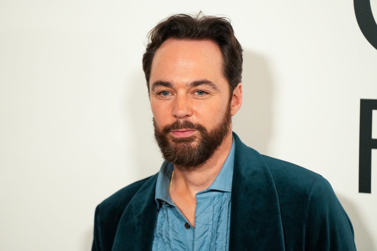 Jim Parsons Hit The Red Carpet With A Big Bang After Growing Out A Beard, And It's A Mood