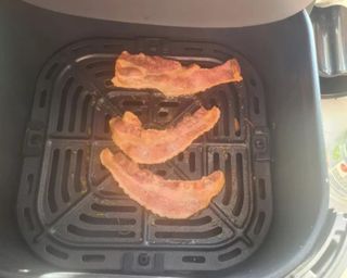 Cooking bacon in the Cosori Pro LE air fryer