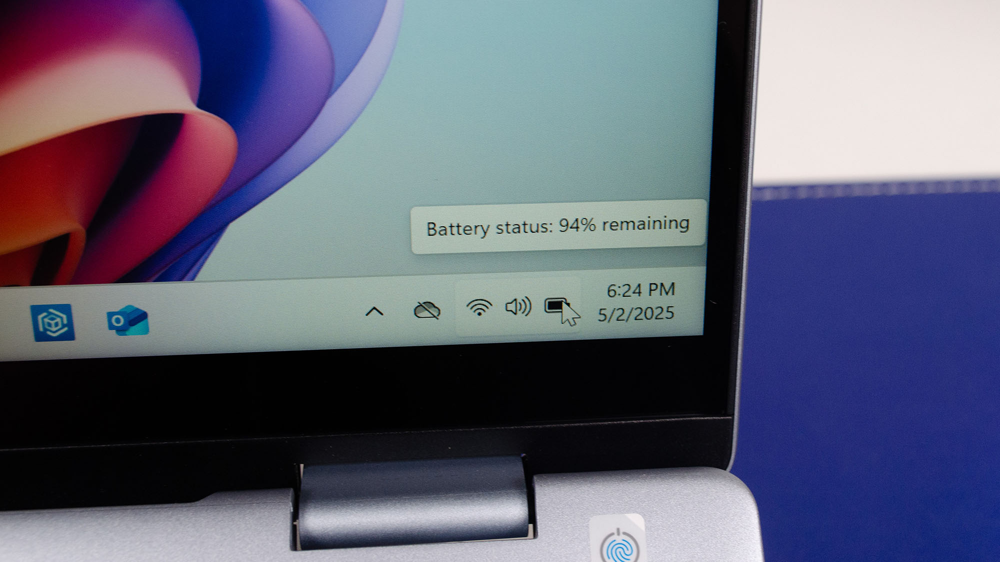 The Windows 11 battery indicator on a Dell 14 Plus 2-in-1