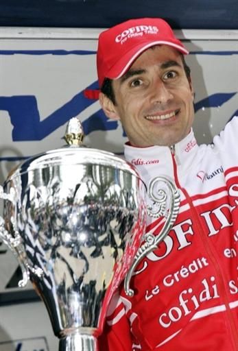 David Moncoutie (Cofidis) shows off his winner's trophy.