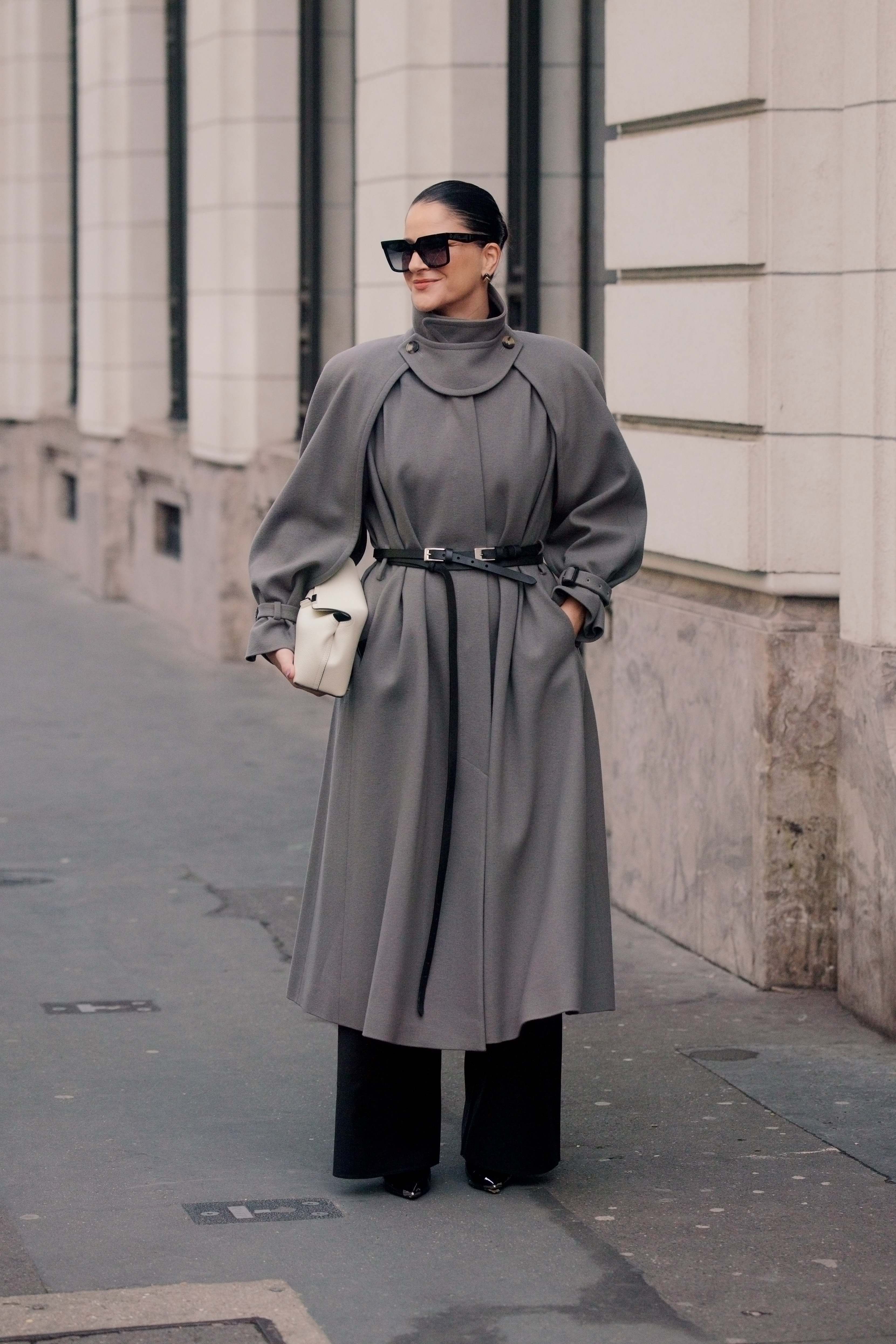 Mulher usando estilo de rua na Paris Fashion Week.