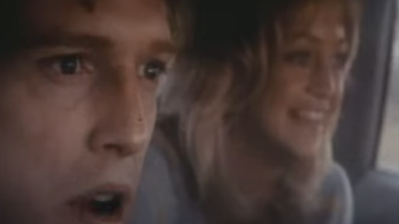 William Atherton and Goldie Hawn on the way to retrieve their baby in The Sugarland Express