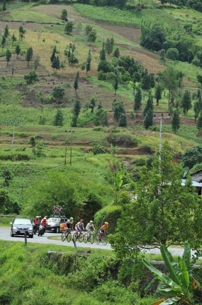 Lead peloton passes through Batuaba in km 68 stage 3 Tour de Singkarak 2012.